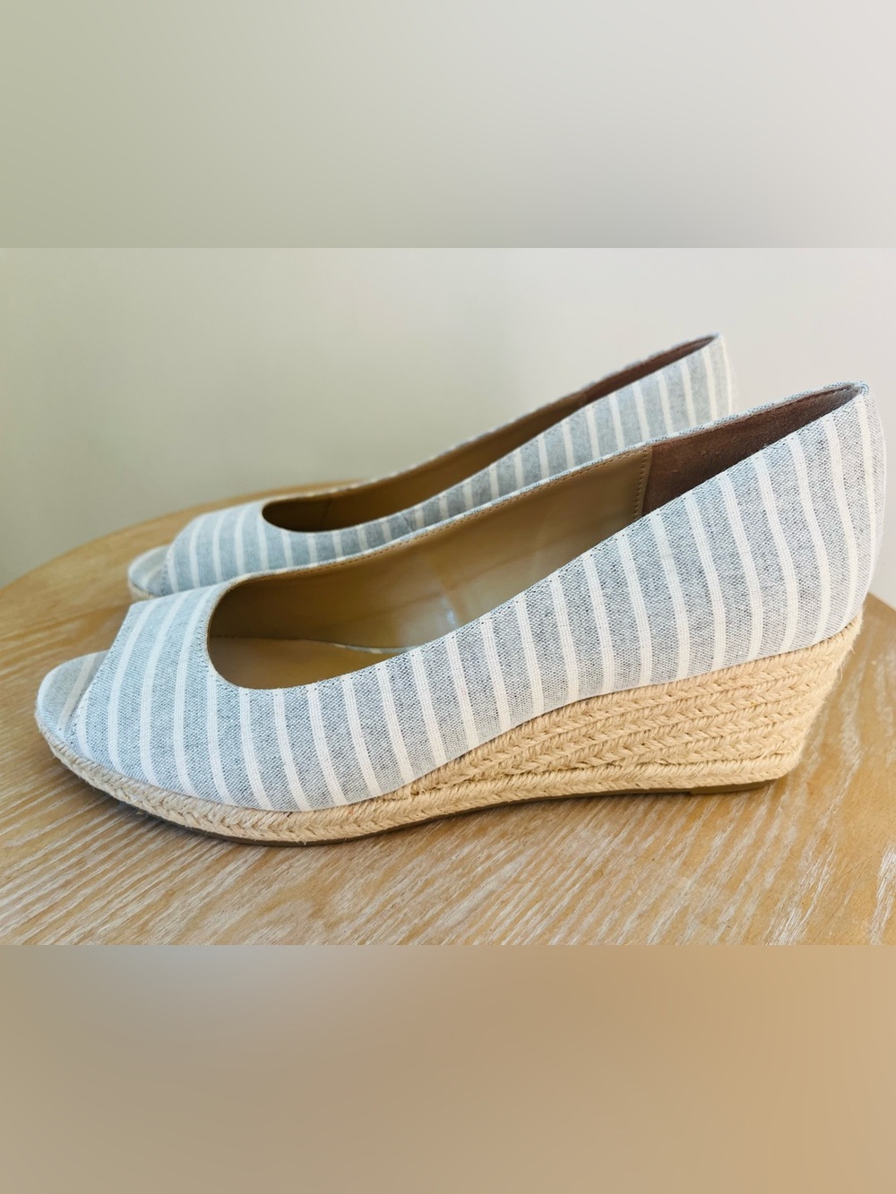 Bandolino women’s size 9.5 blue & white stripe open toe wedge shoe